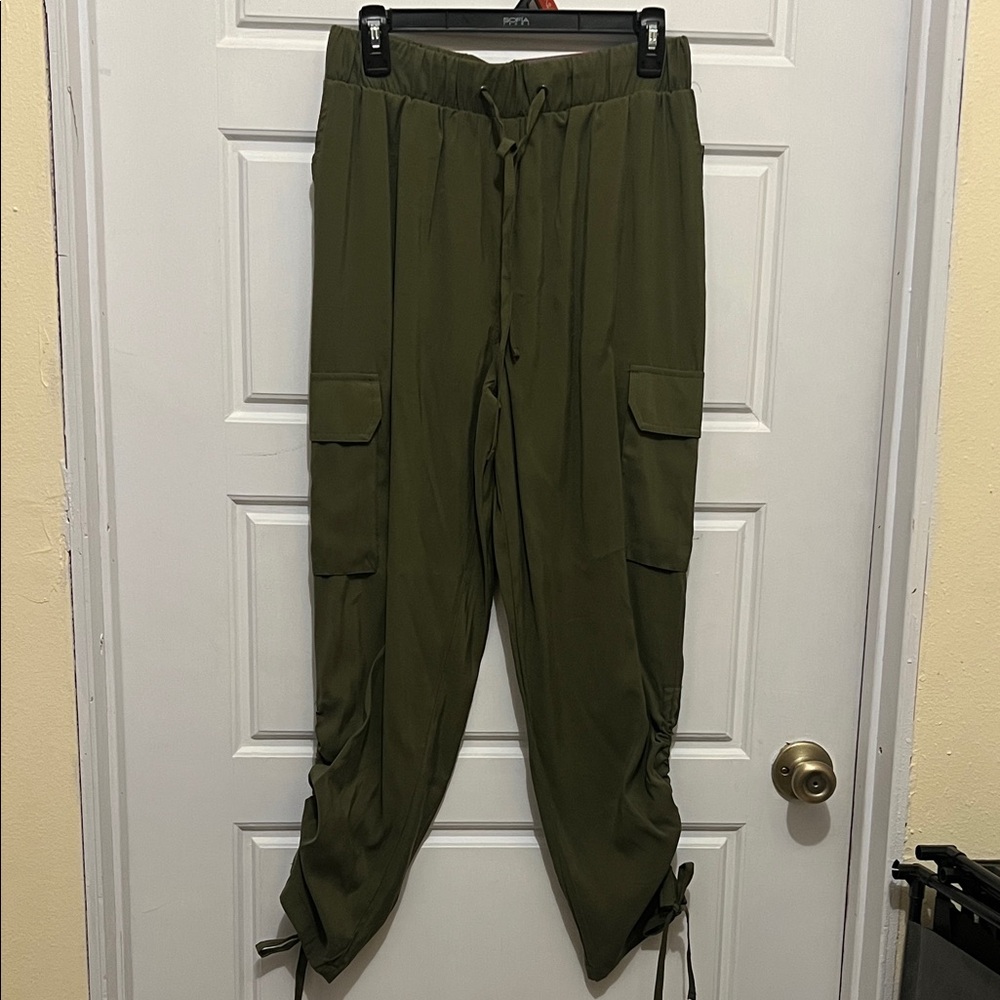 Sofía Vergara Olive Green Cargo Pants.